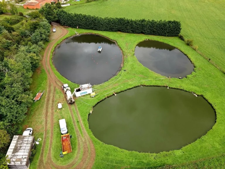 Chantier de curage de lagune dragage