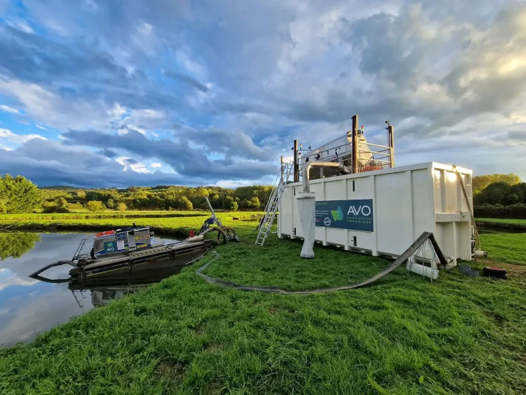 L’unité reliée au radeau amphibie