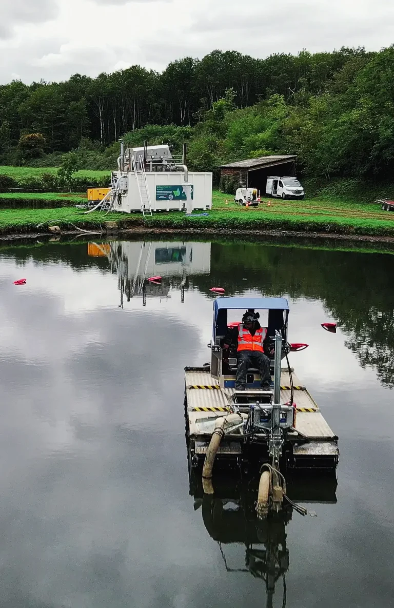 Radeau de curage en fonctionnement dragage